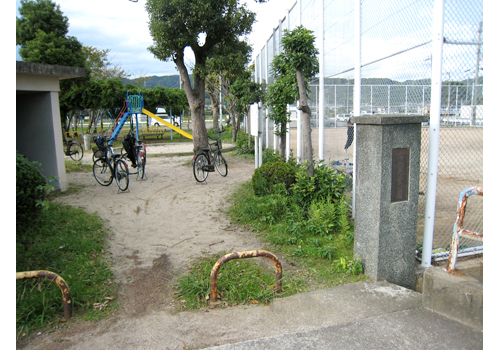 和歌山市山口にある、お馴染みの遊具が揃った公園。